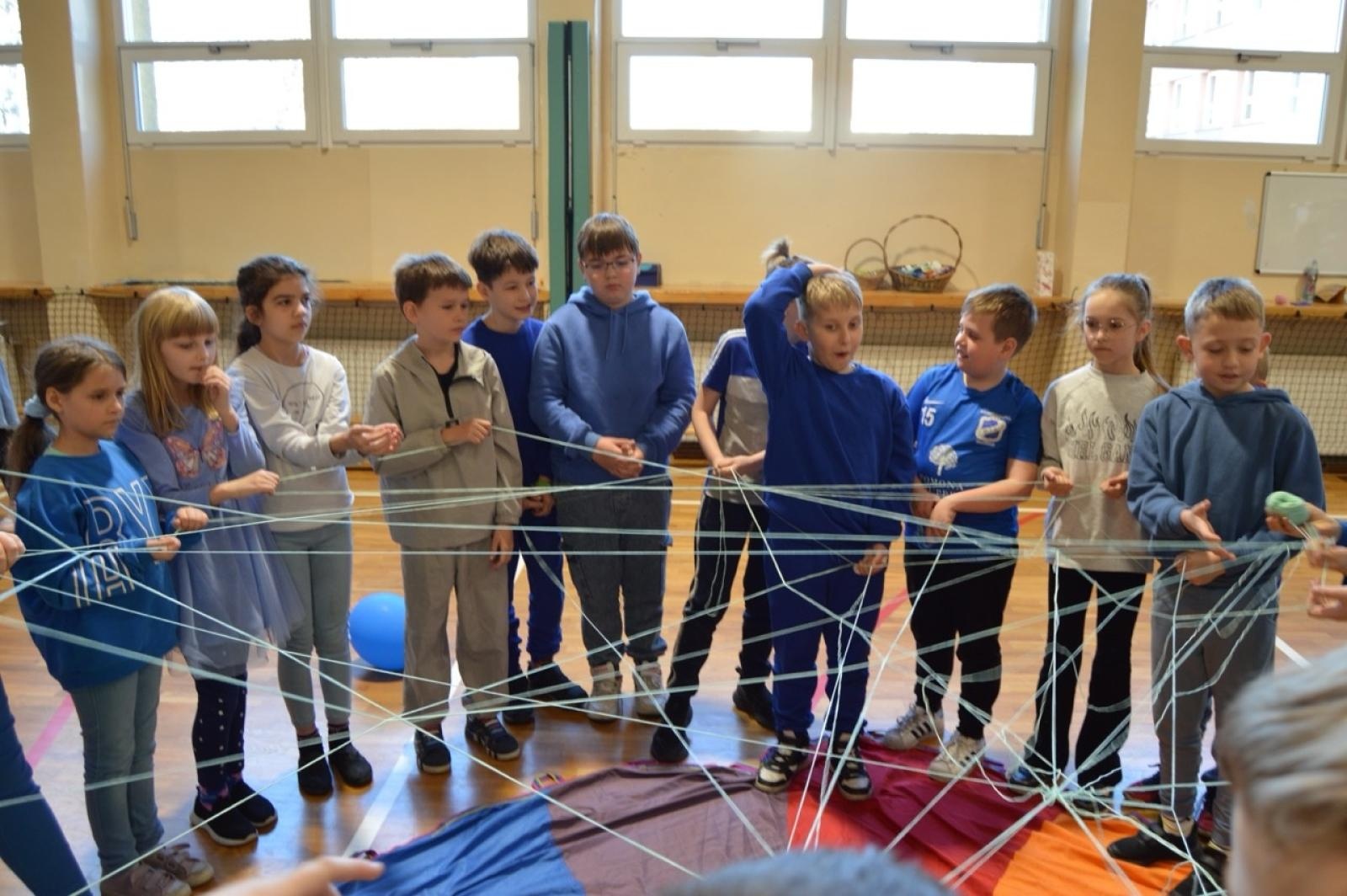 Zdjęcie w galerii na portalu naszraciborz.pl: Światowy Dzień Świadomości Autyzmu w SP4 – dzień integracji i tolerancji wiadomości z regionu