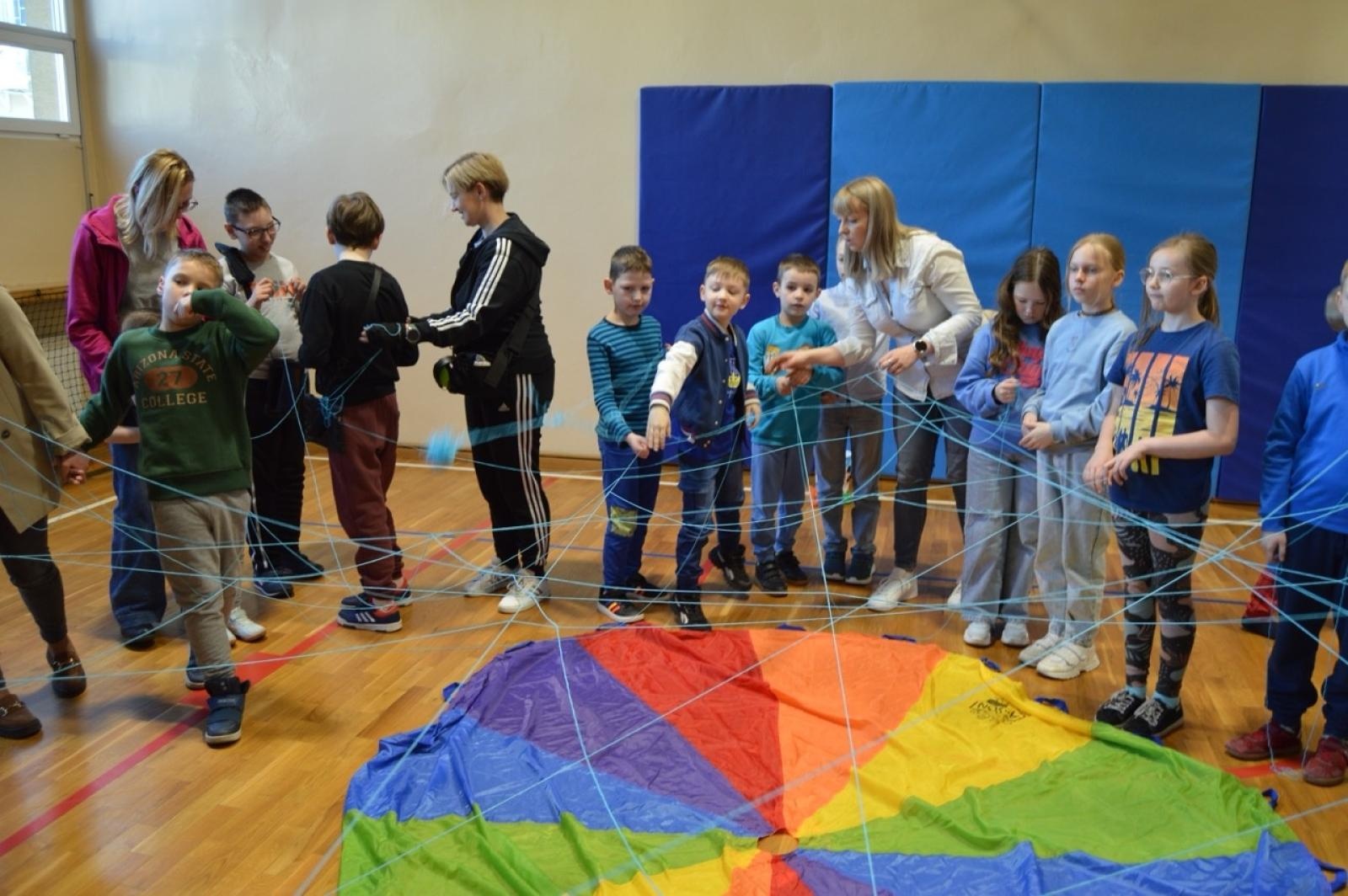 Zdjęcie w galerii na portalu naszraciborz.pl: Światowy Dzień Świadomości Autyzmu w SP4 – dzień integracji i tolerancji wiadomości z regionu