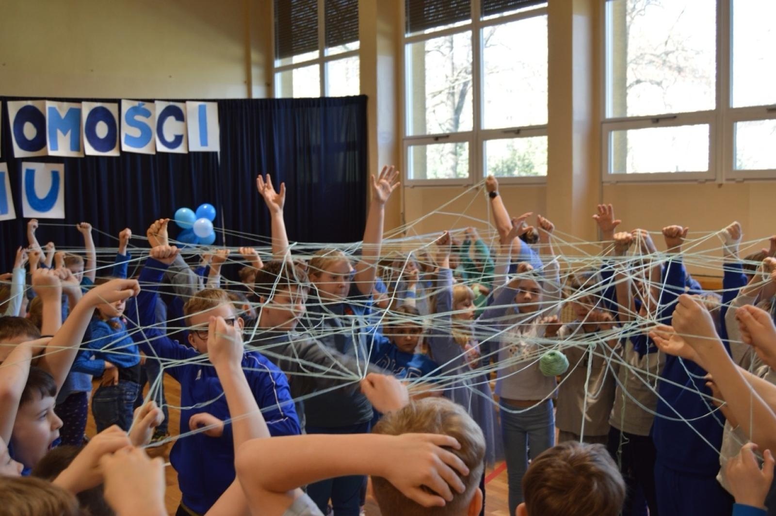 Zdjęcie w galerii na portalu naszraciborz.pl: Światowy Dzień Świadomości Autyzmu w SP4 – dzień integracji i tolerancji wiadomości z regionu