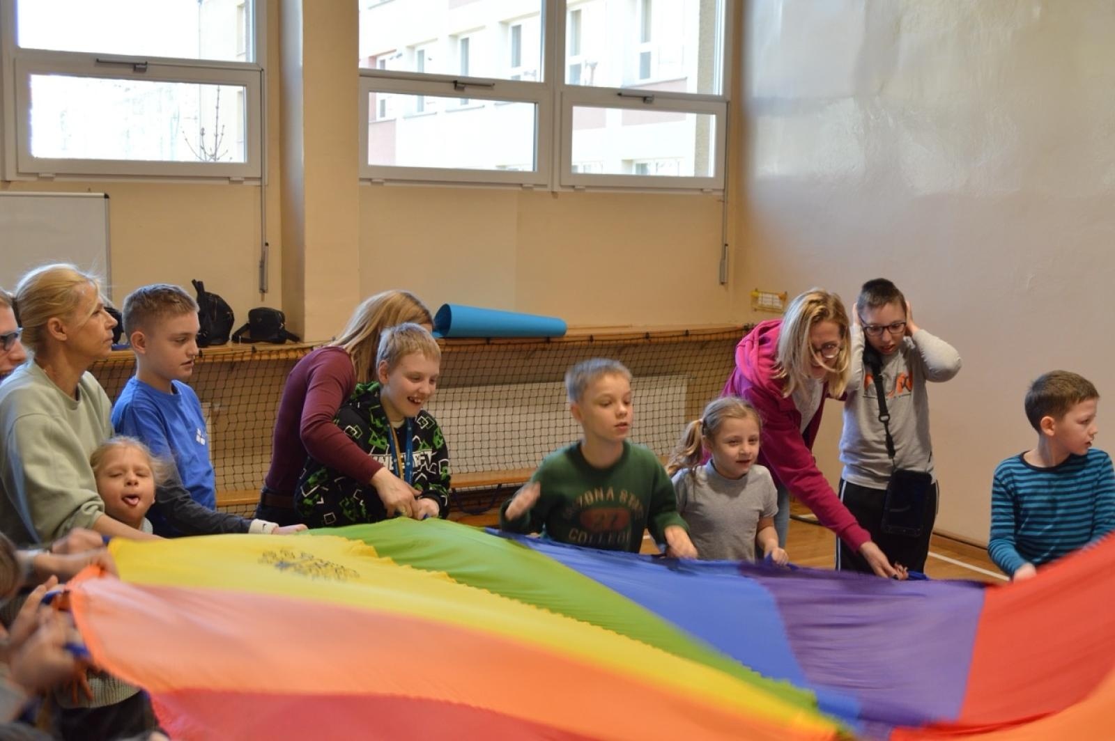 Zdjęcie w galerii na portalu naszraciborz.pl: Światowy Dzień Świadomości Autyzmu w SP4 – dzień integracji i tolerancji wiadomości z regionu