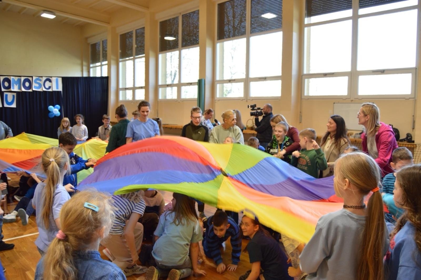 Zdjęcie w galerii na portalu naszraciborz.pl: Światowy Dzień Świadomości Autyzmu w SP4 – dzień integracji i tolerancji wiadomości z regionu