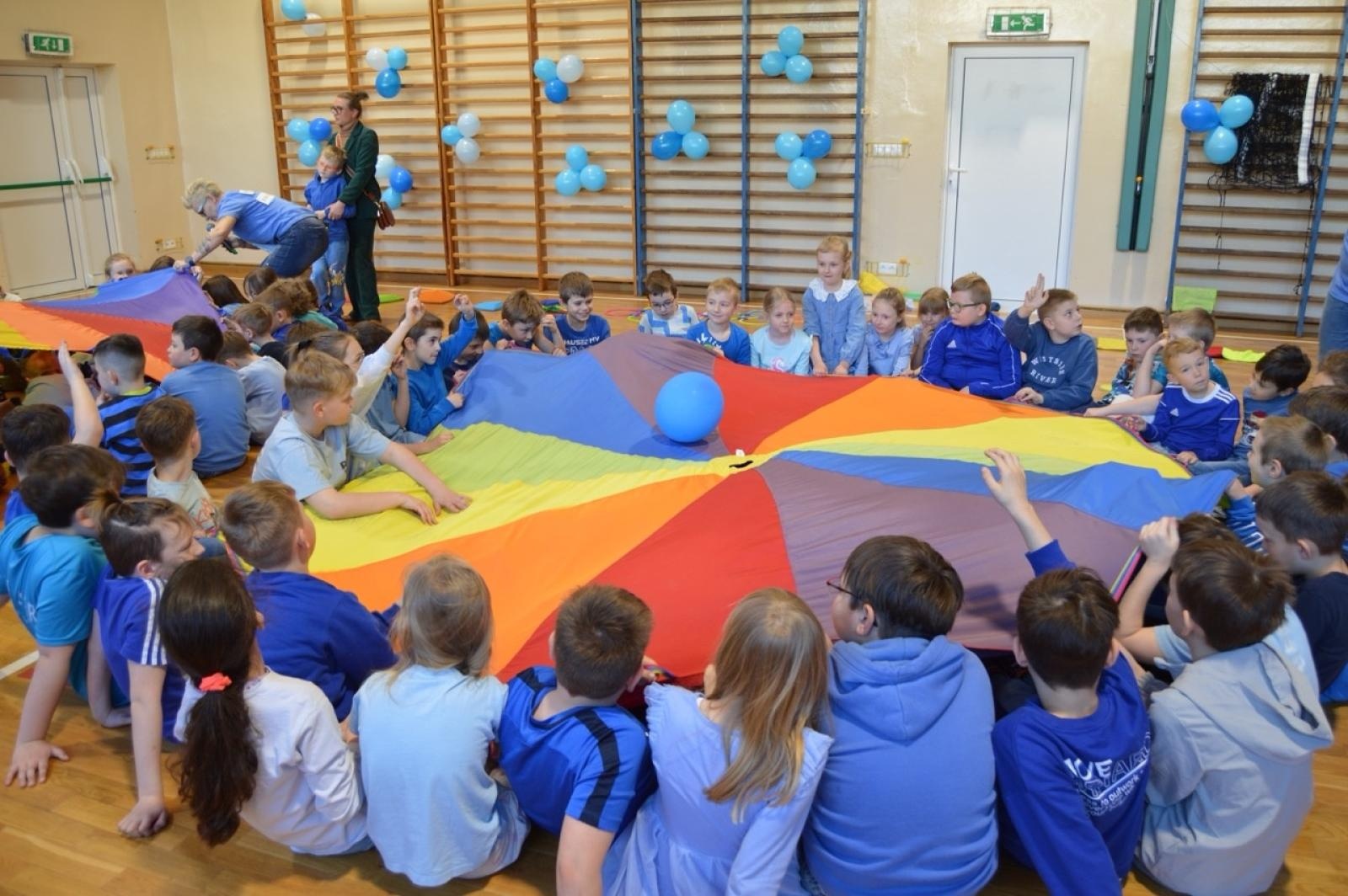 Zdjęcie w galerii na portalu naszraciborz.pl: Światowy Dzień Świadomości Autyzmu w SP4 – dzień integracji i tolerancji wiadomości z regionu