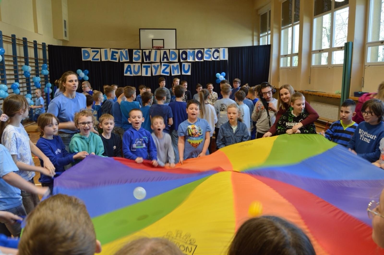 Zdjęcie w galerii na portalu naszraciborz.pl: Światowy Dzień Świadomości Autyzmu w SP4 – dzień integracji i tolerancji wiadomości z regionu