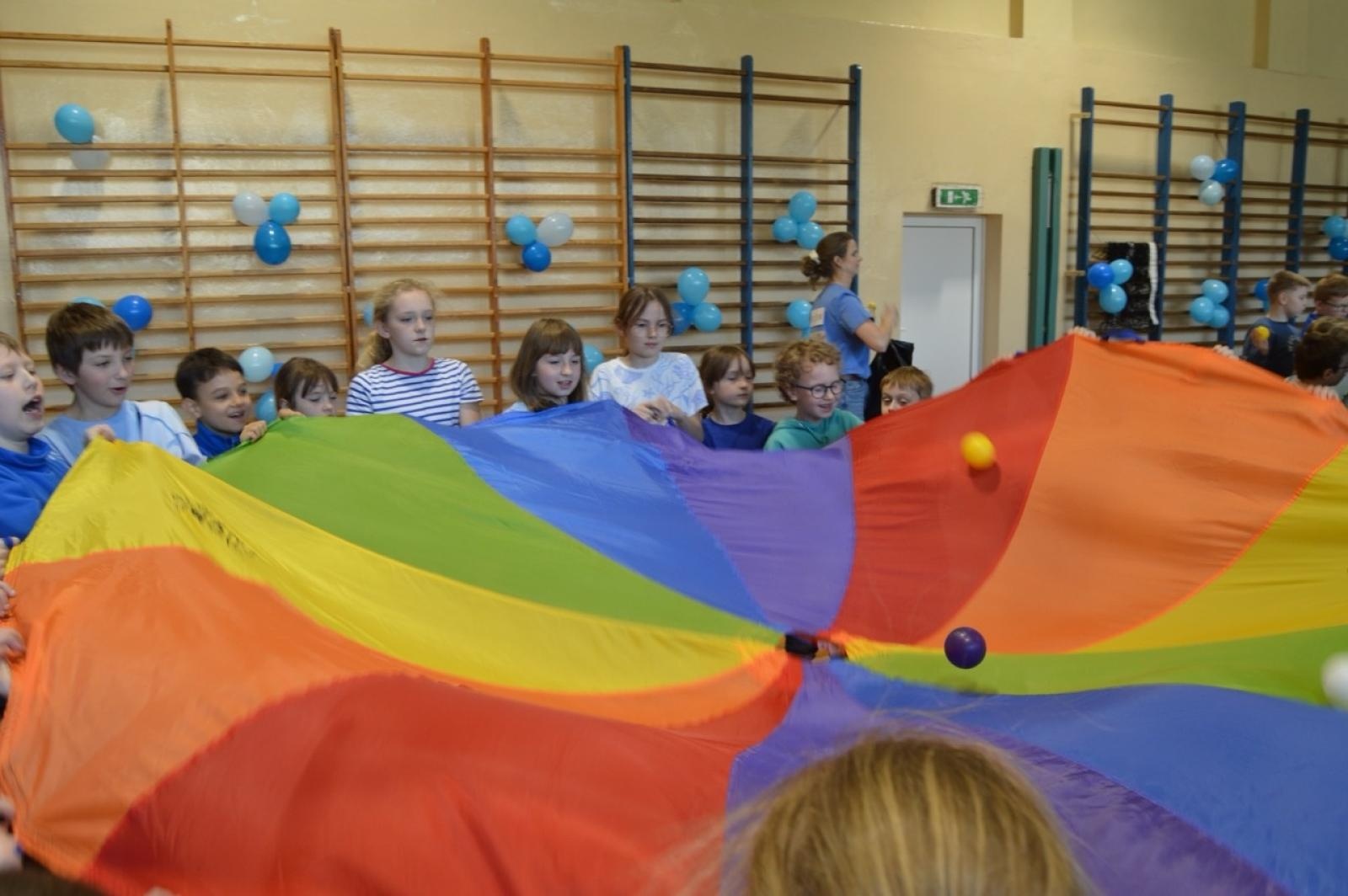 Zdjęcie w galerii na portalu naszraciborz.pl: Światowy Dzień Świadomości Autyzmu w SP4 – dzień integracji i tolerancji wiadomości z regionu