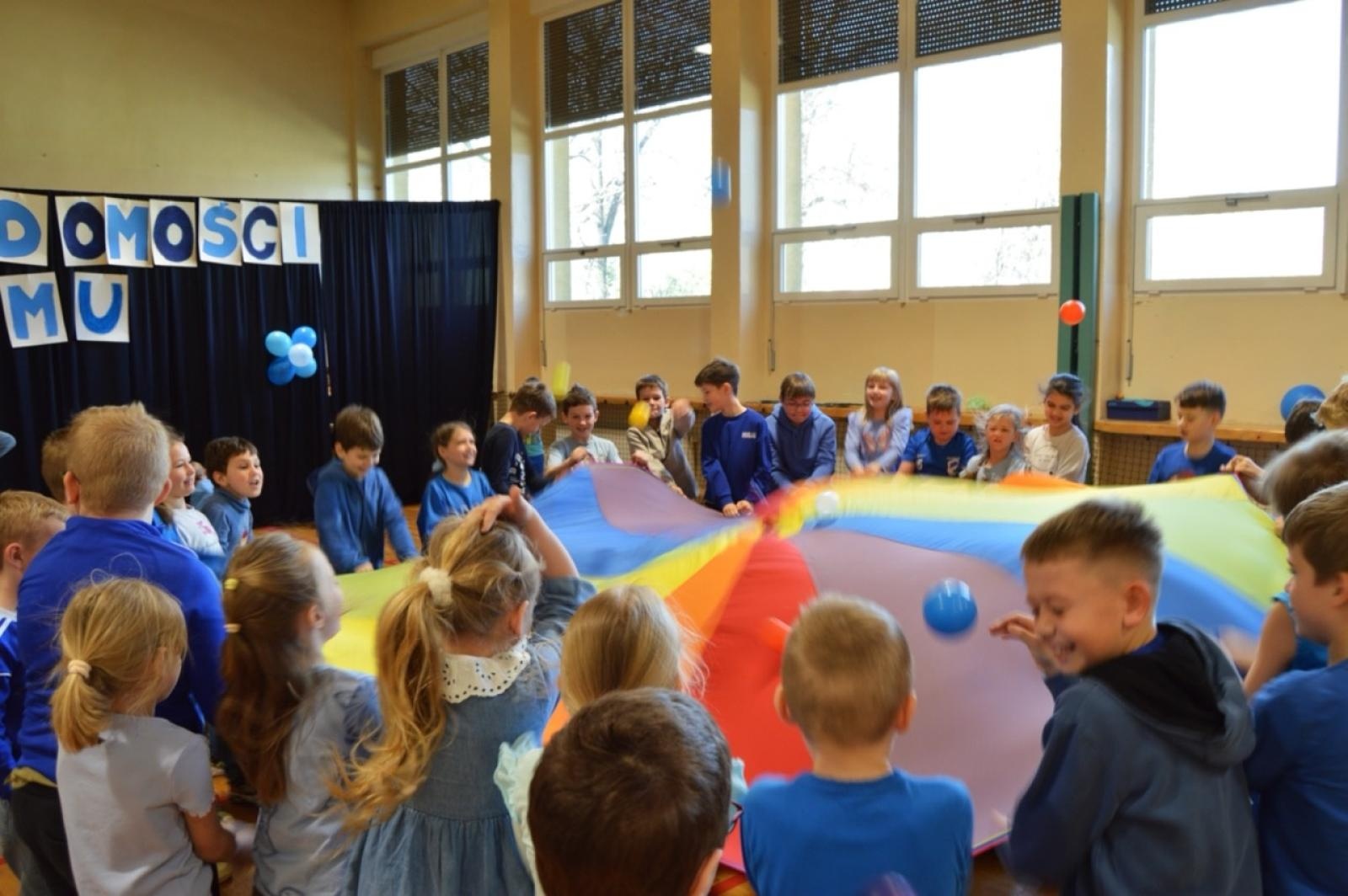 Zdjęcie w galerii na portalu naszraciborz.pl: Światowy Dzień Świadomości Autyzmu w SP4 – dzień integracji i tolerancji wiadomości z regionu