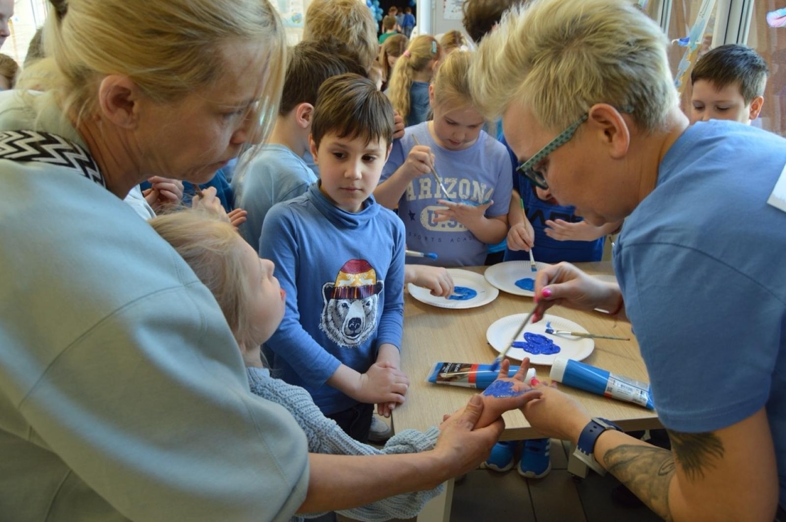 Zdjęcie w galerii na portalu naszraciborz.pl: Światowy Dzień Świadomości Autyzmu w SP4 – dzień integracji i tolerancji wiadomości z regionu