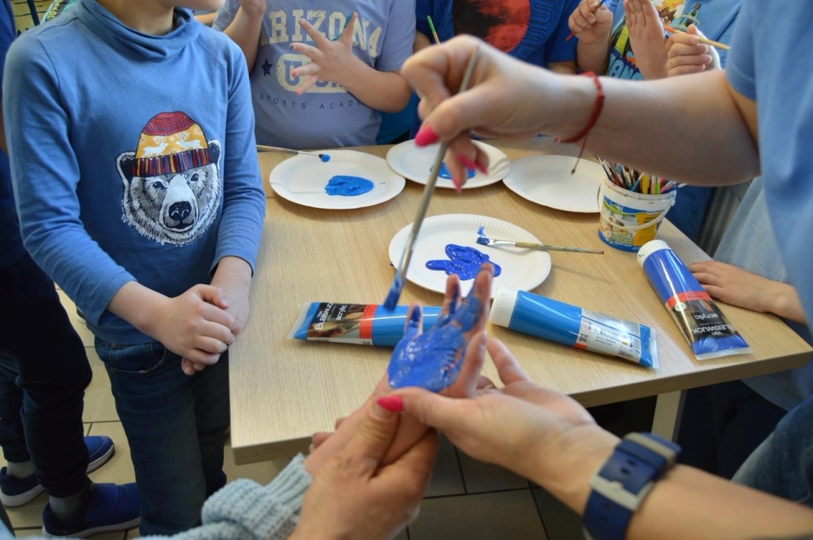 Zdjęcie w galerii na portalu naszraciborz.pl: Światowy Dzień Świadomości Autyzmu w SP4 – dzień integracji i tolerancji wiadomości z regionu