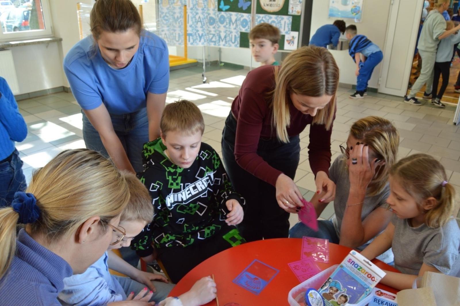 Zdjęcie w galerii na portalu naszraciborz.pl: Światowy Dzień Świadomości Autyzmu w SP4 – dzień integracji i tolerancji wiadomości z regionu