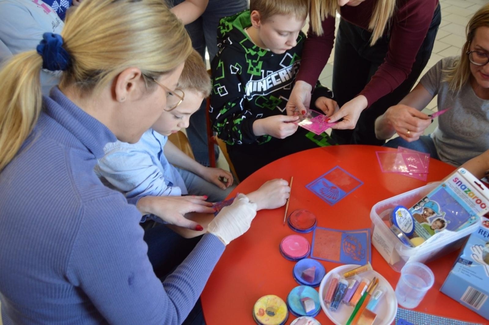 Zdjęcie w galerii na portalu naszraciborz.pl: Światowy Dzień Świadomości Autyzmu w SP4 – dzień integracji i tolerancji wiadomości z regionu