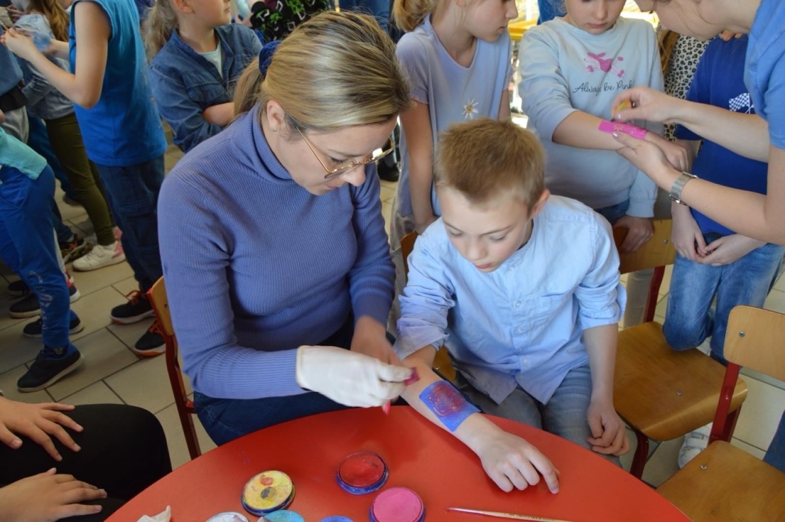 Zdjęcie w galerii na portalu naszraciborz.pl: Światowy Dzień Świadomości Autyzmu w SP4 – dzień integracji i tolerancji wiadomości z regionu