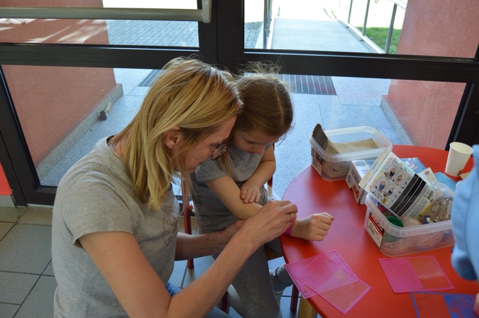 Zdjęcie w galerii na portalu naszraciborz.pl: Światowy Dzień Świadomości Autyzmu w SP4 – dzień integracji i tolerancji wiadomości z regionu