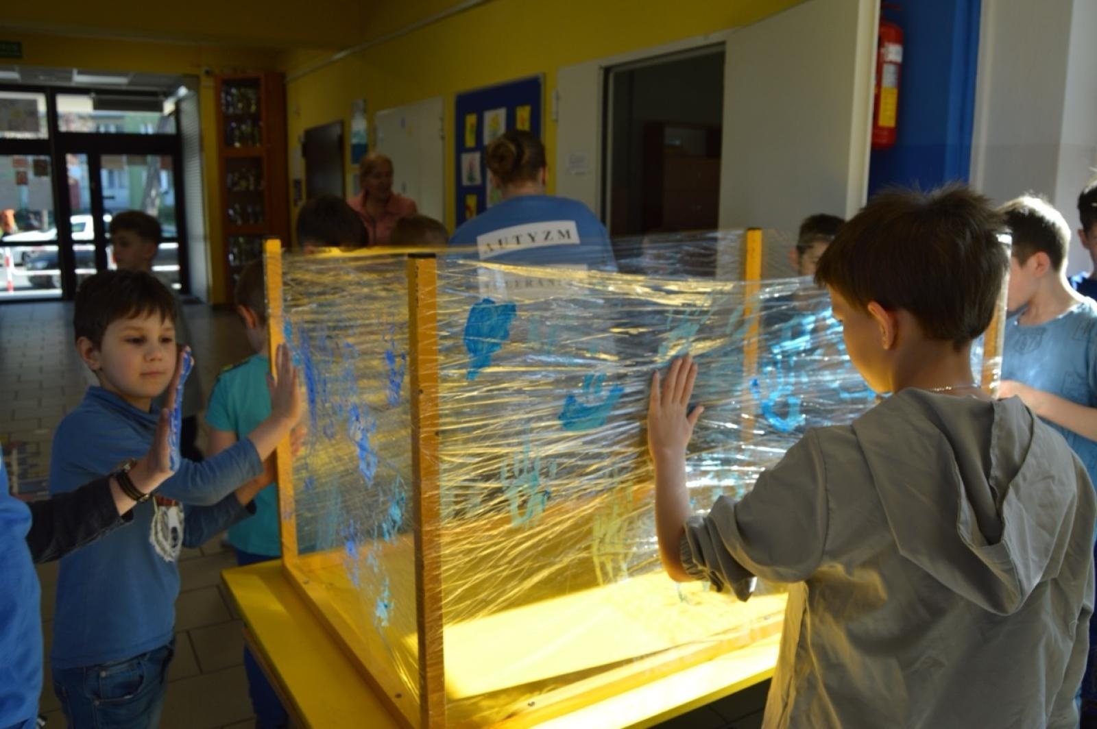 Zdjęcie w galerii na portalu naszraciborz.pl: Światowy Dzień Świadomości Autyzmu w SP4 – dzień integracji i tolerancji wiadomości z regionu