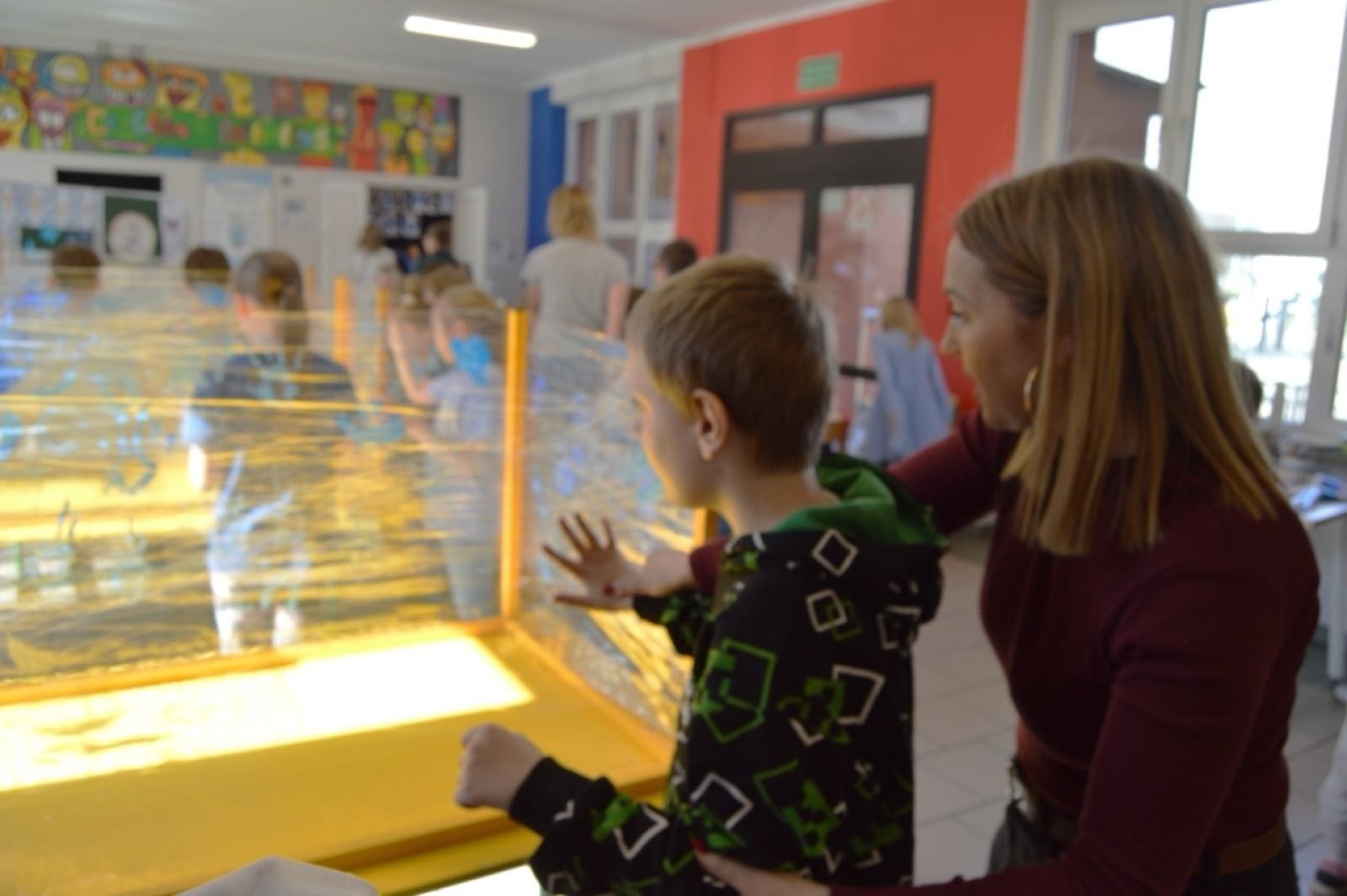 Zdjęcie w galerii na portalu naszraciborz.pl: Światowy Dzień Świadomości Autyzmu w SP4 – dzień integracji i tolerancji wiadomości z regionu