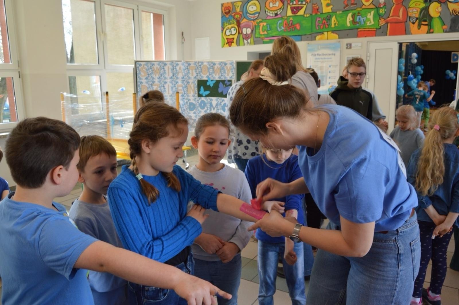 Zdjęcie w galerii na portalu naszraciborz.pl: Światowy Dzień Świadomości Autyzmu w SP4 – dzień integracji i tolerancji wiadomości z regionu