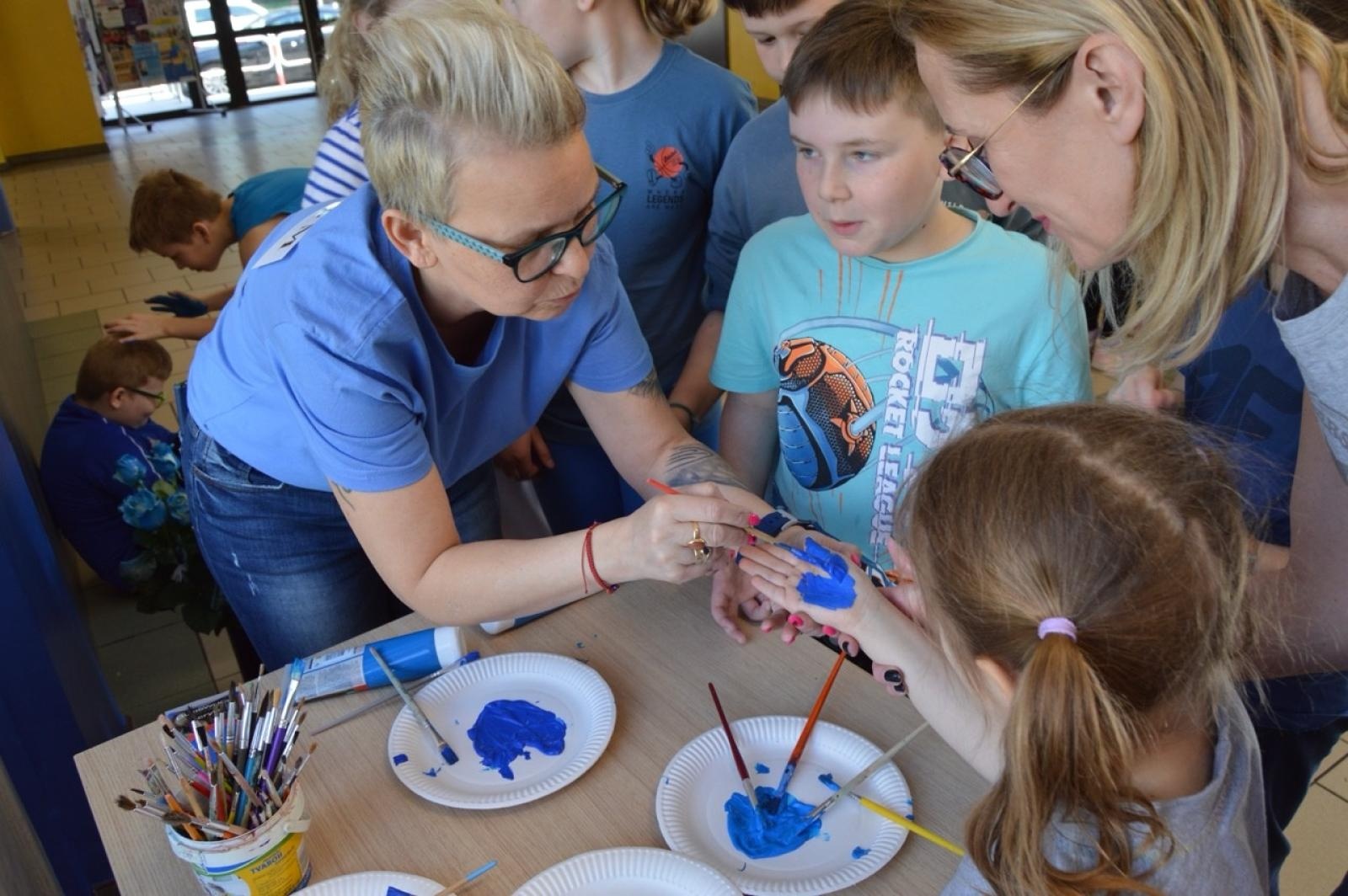 Zdjęcie w galerii na portalu naszraciborz.pl: Światowy Dzień Świadomości Autyzmu w SP4 – dzień integracji i tolerancji wiadomości z regionu