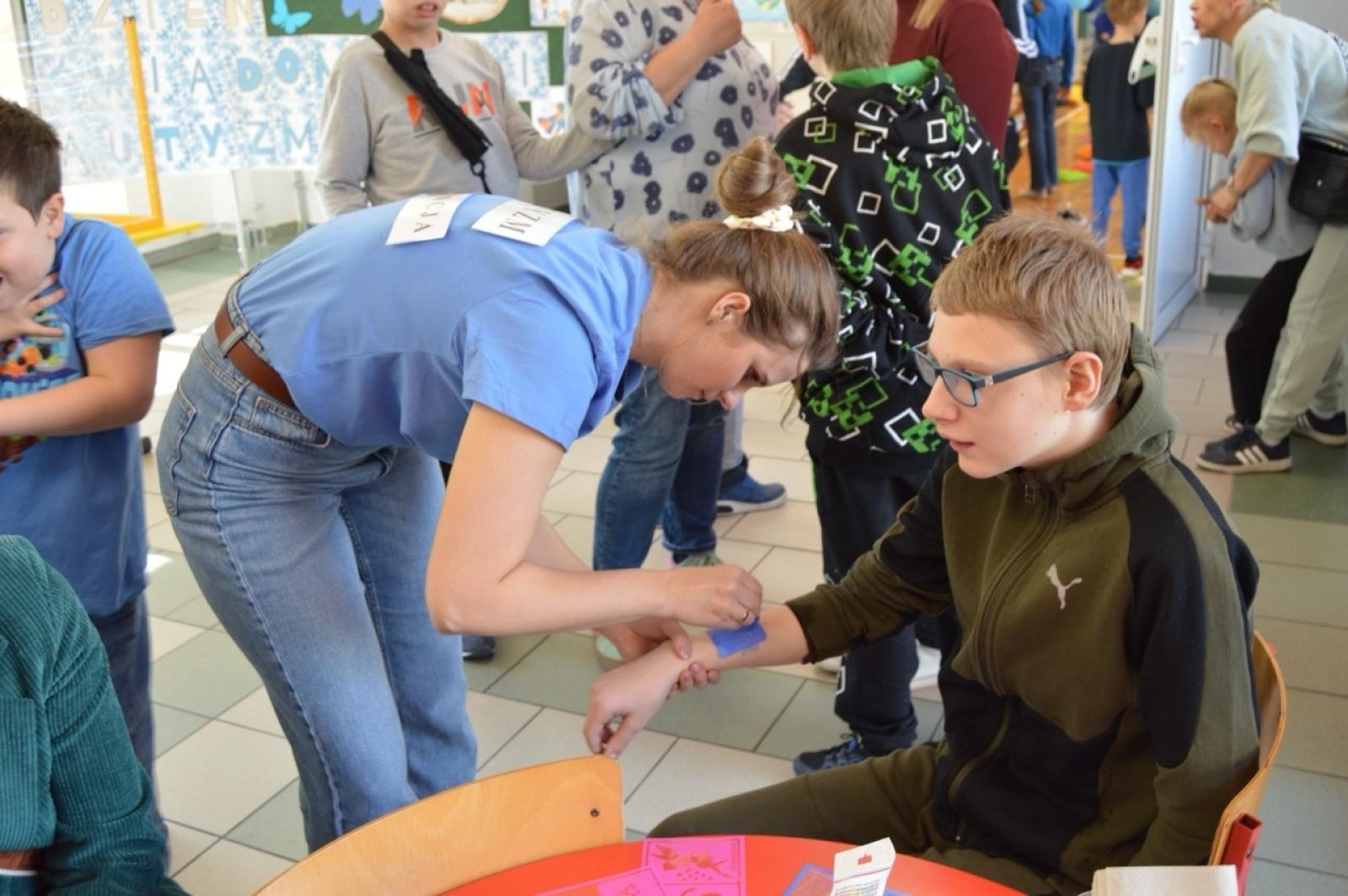 Zdjęcie w galerii na portalu naszraciborz.pl: Światowy Dzień Świadomości Autyzmu w SP4 – dzień integracji i tolerancji wiadomości z regionu