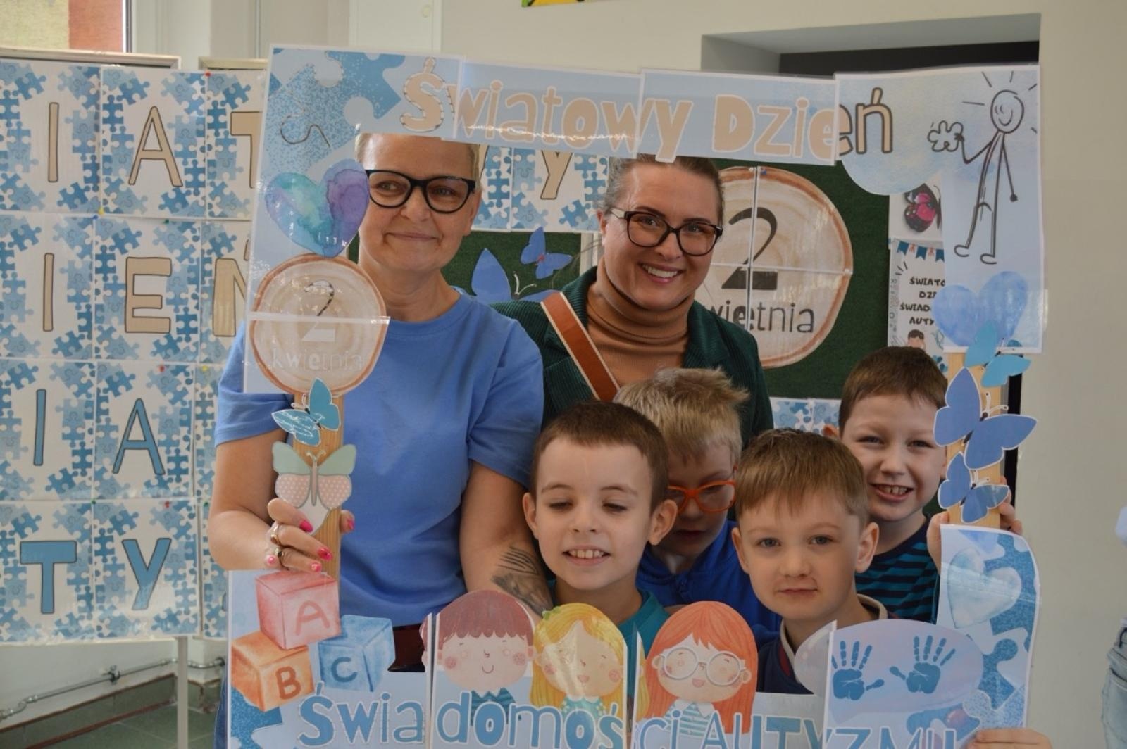 Zdjęcie w galerii na portalu naszraciborz.pl: Światowy Dzień Świadomości Autyzmu w SP4 – dzień integracji i tolerancji wiadomości z regionu