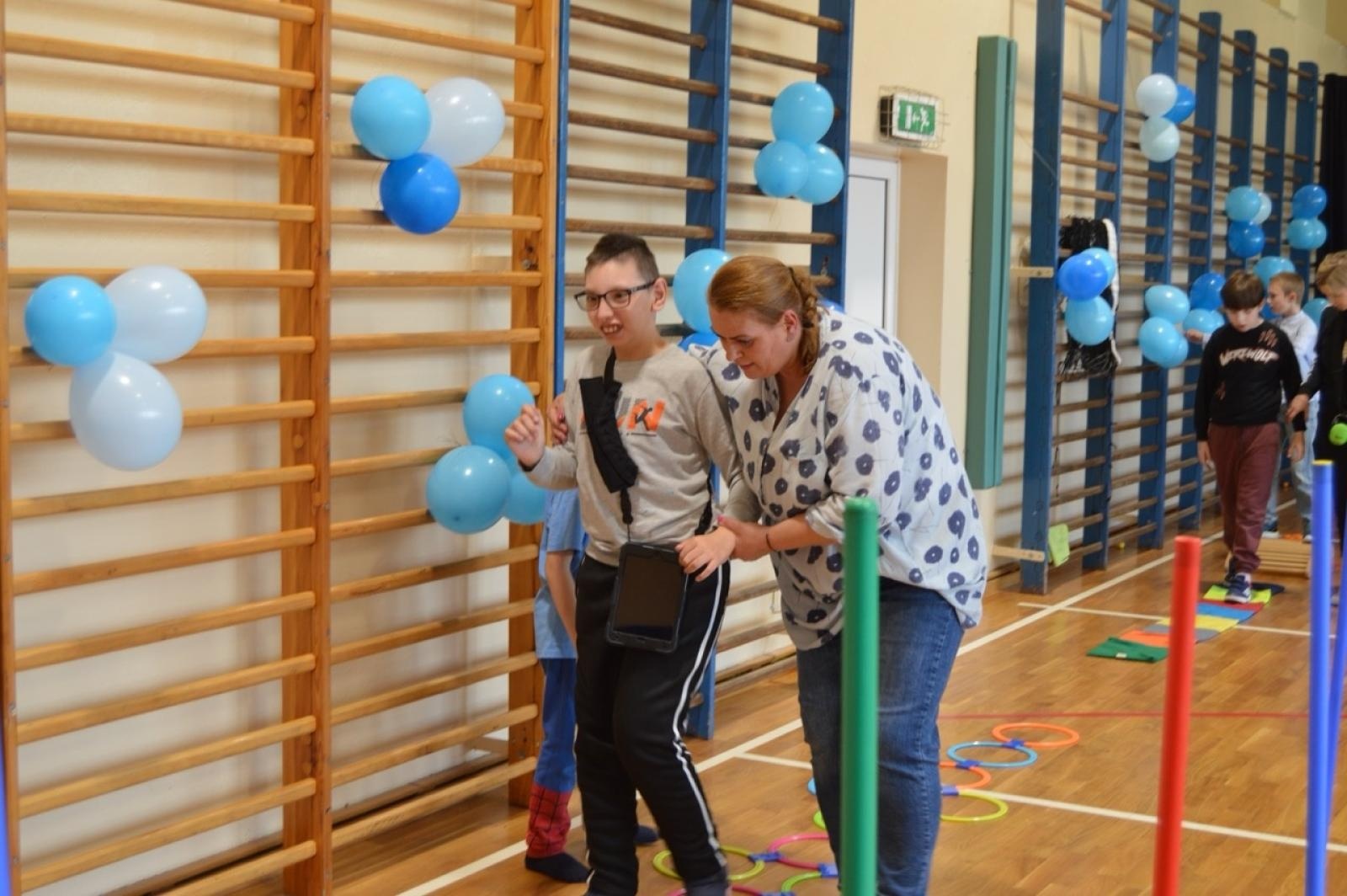 Zdjęcie w galerii na portalu naszraciborz.pl: Światowy Dzień Świadomości Autyzmu w SP4 – dzień integracji i tolerancji wiadomości z regionu