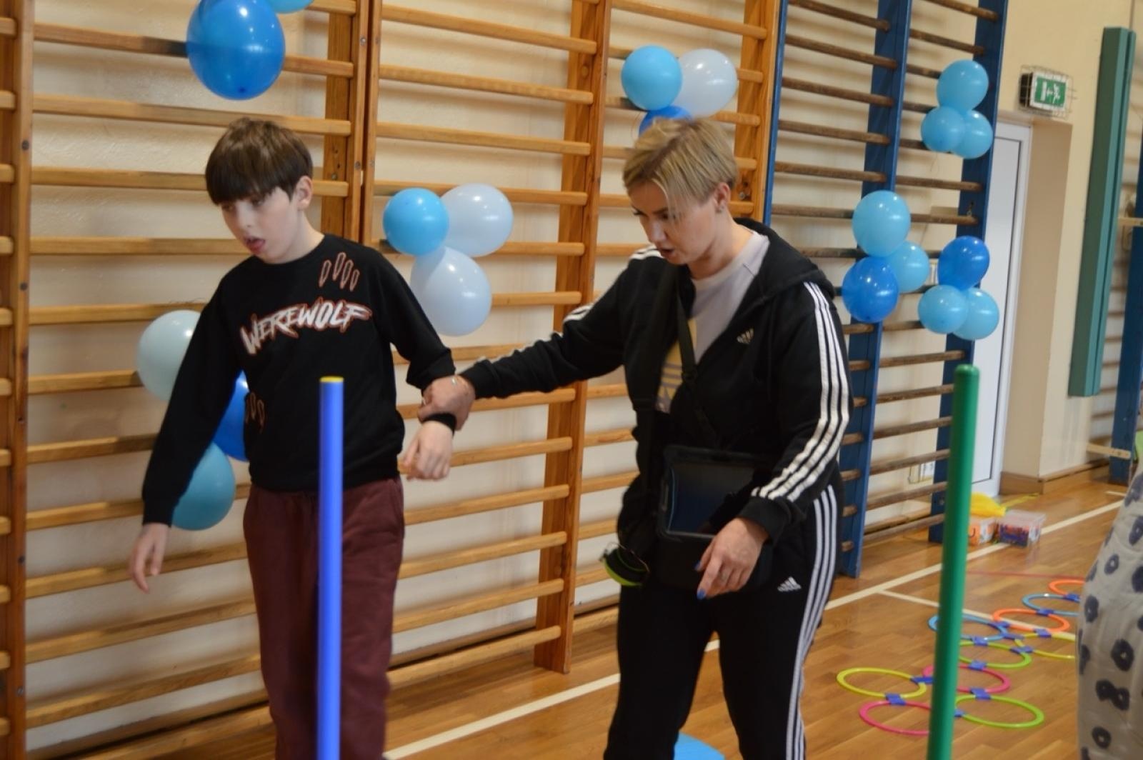 Zdjęcie w galerii na portalu naszraciborz.pl: Światowy Dzień Świadomości Autyzmu w SP4 – dzień integracji i tolerancji wiadomości z regionu