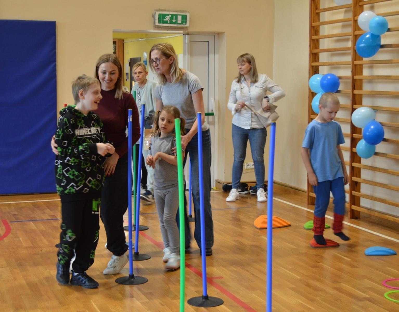 Zdjęcie w galerii na portalu naszraciborz.pl: Światowy Dzień Świadomości Autyzmu w SP4 – dzień integracji i tolerancji wiadomości z regionu