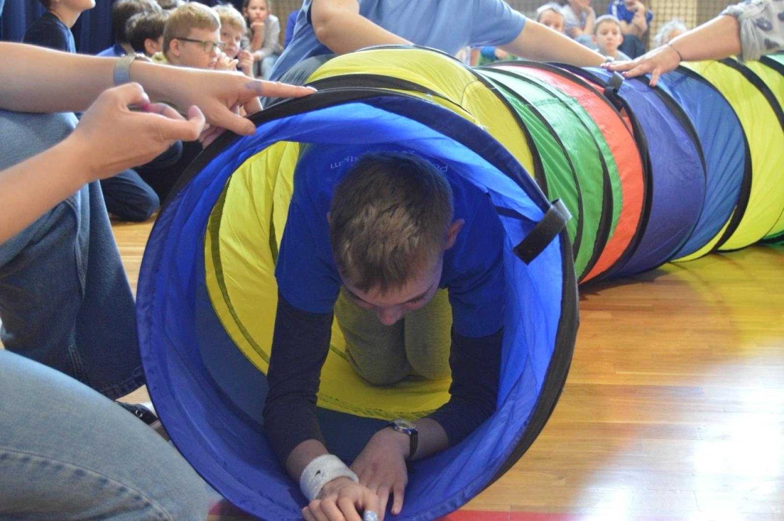 Zdjęcie w galerii na portalu naszraciborz.pl: Światowy Dzień Świadomości Autyzmu w SP4 – dzień integracji i tolerancji wiadomości z regionu