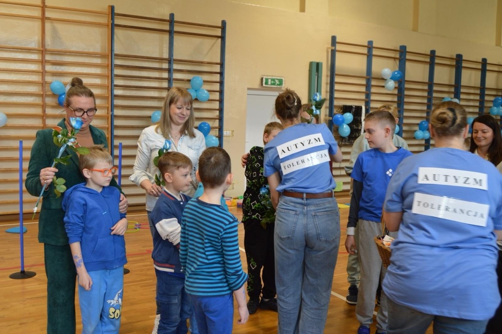Zdjęcie w galerii na portalu naszraciborz.pl: Światowy Dzień Świadomości Autyzmu w SP4 – dzień integracji i tolerancji wiadomości z regionu