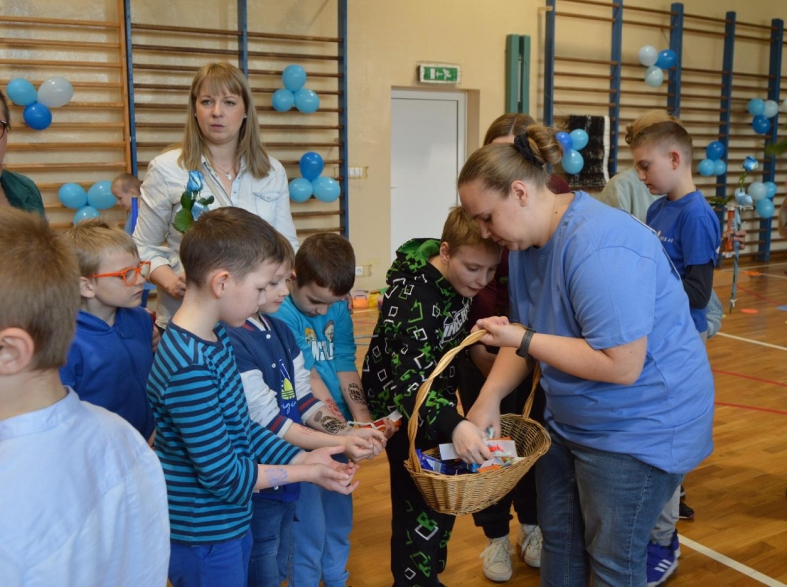 Zdjęcie w galerii na portalu naszraciborz.pl: Światowy Dzień Świadomości Autyzmu w SP4 – dzień integracji i tolerancji wiadomości z regionu