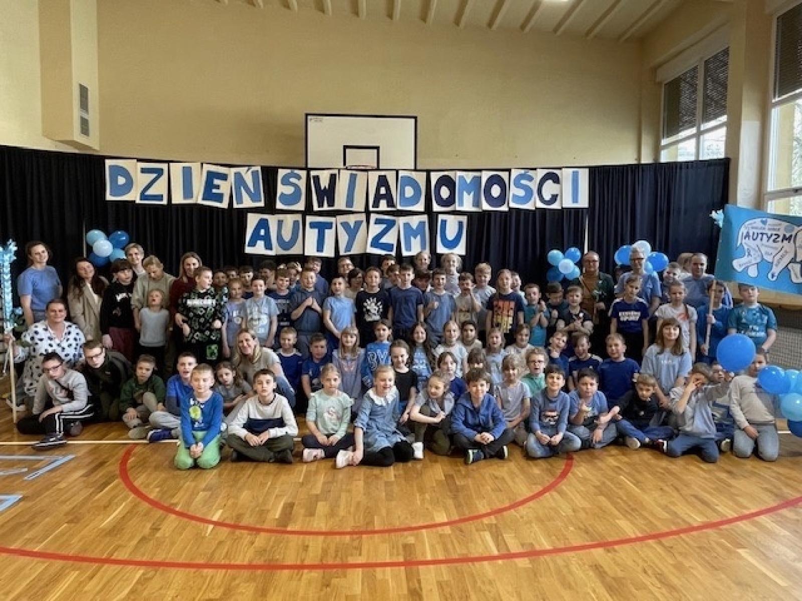 Zdjęcie w galerii na portalu naszraciborz.pl: Światowy Dzień Świadomości Autyzmu w SP4 – dzień integracji i tolerancji wiadomości z regionu