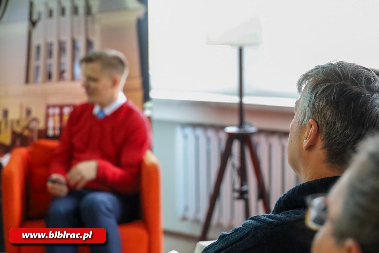 Zdjęcie w galerii na portalu naszraciborz.pl: Konduktor Przemek zabrał czytelników biblioteki w kolejową podróż wiadomości z regionu