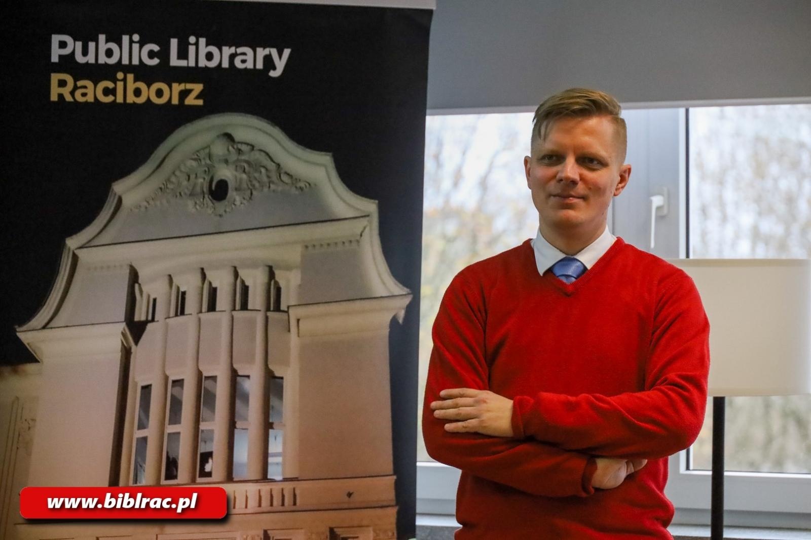 Zdjęcie w galerii na portalu naszraciborz.pl: Konduktor Przemek zabrał czytelników biblioteki w kolejową podróż wiadomości z regionu