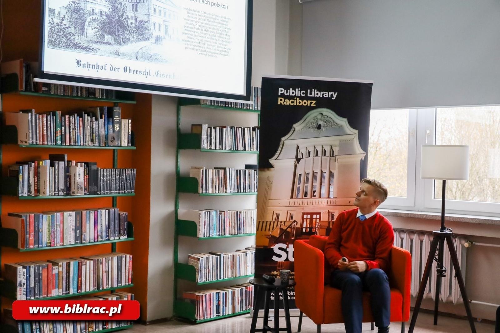 Zdjęcie w galerii na portalu naszraciborz.pl: Konduktor Przemek zabrał czytelników biblioteki w kolejową podróż wiadomości z regionu