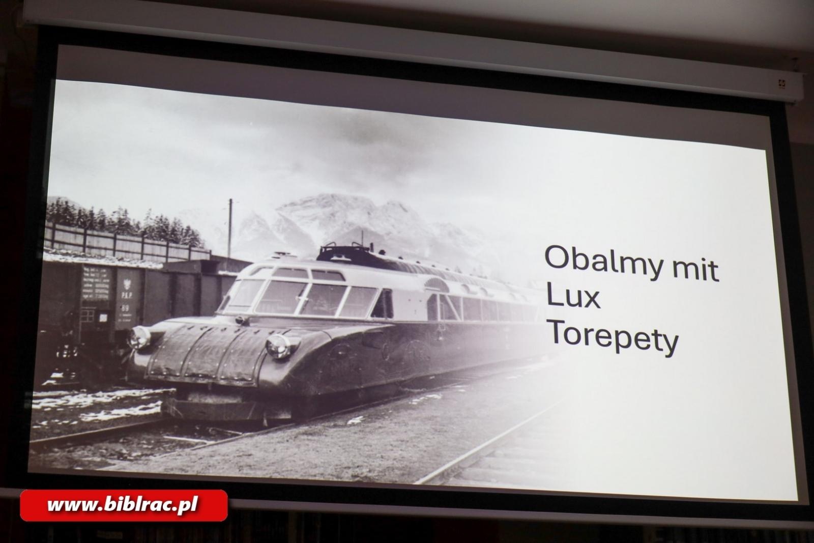 Zdjęcie w galerii na portalu naszraciborz.pl: Konduktor Przemek zabrał czytelników biblioteki w kolejową podróż wiadomości z regionu