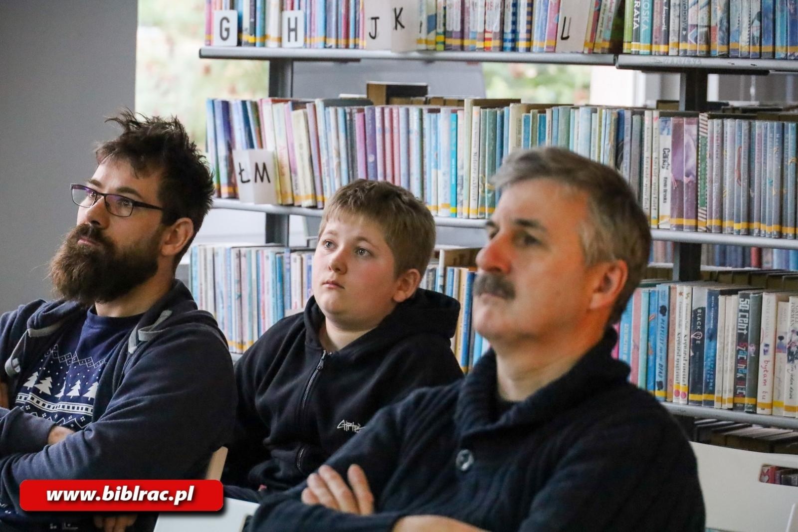 Zdjęcie w galerii na portalu naszraciborz.pl: Konduktor Przemek zabrał czytelników biblioteki w kolejową podróż wiadomości z regionu