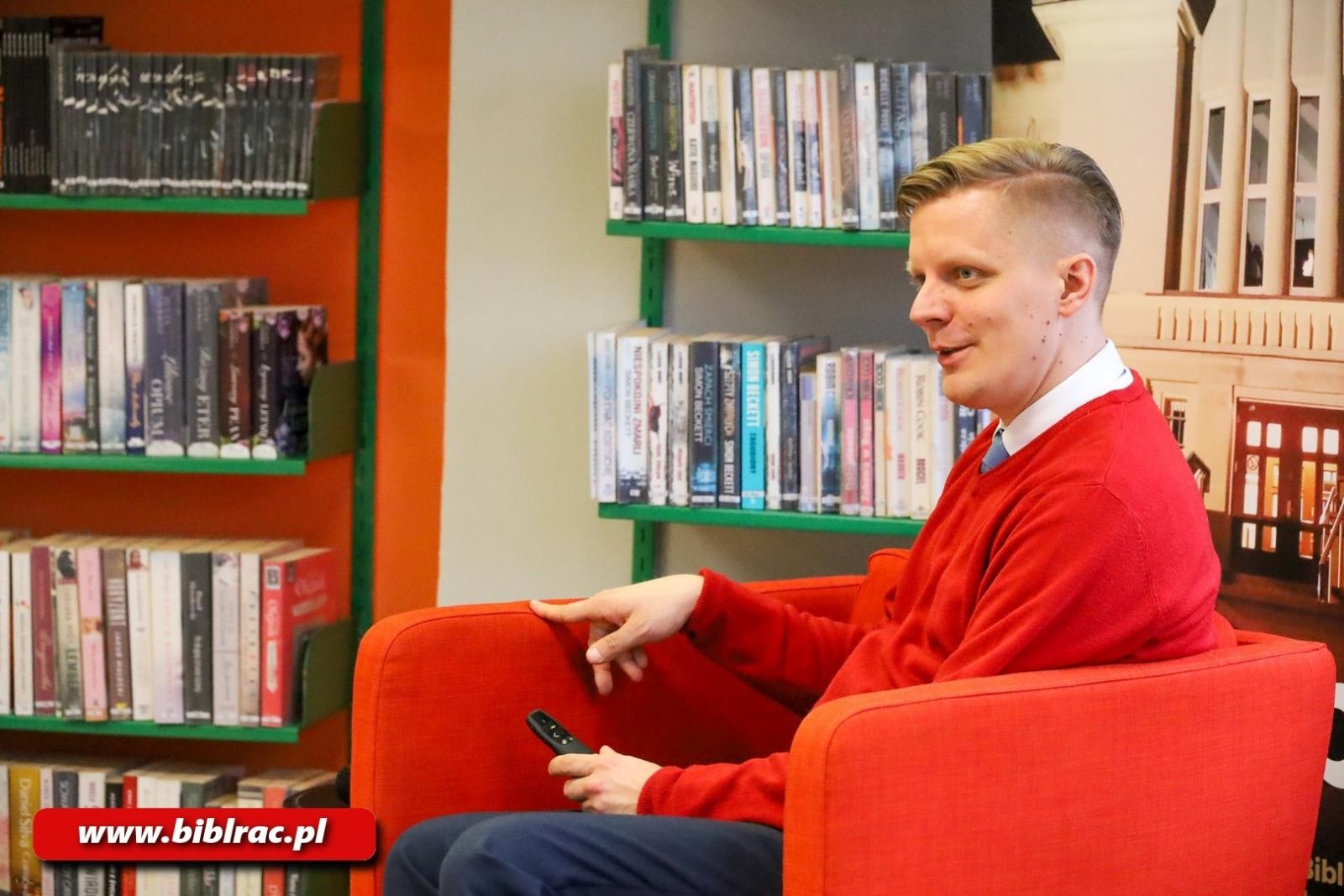 Zdjęcie w galerii na portalu naszraciborz.pl: Konduktor Przemek zabrał czytelników biblioteki w kolejową podróż wiadomości z regionu