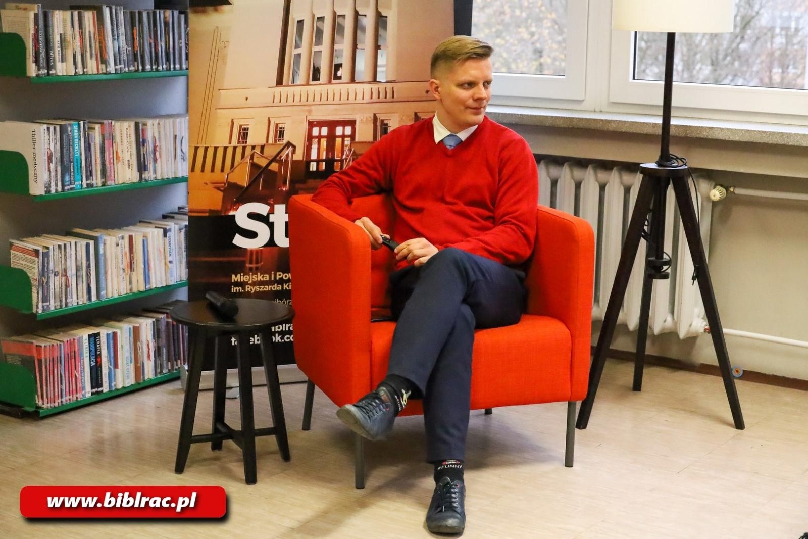 Zdjęcie w galerii na portalu naszraciborz.pl: Konduktor Przemek zabrał czytelników biblioteki w kolejową podróż wiadomości z regionu