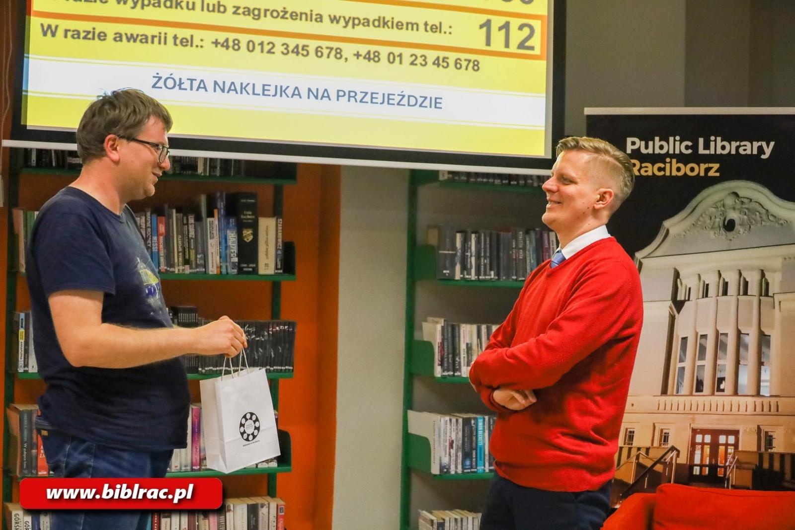 Zdjęcie w galerii na portalu naszraciborz.pl: Konduktor Przemek zabrał czytelników biblioteki w kolejową podróż wiadomości z regionu