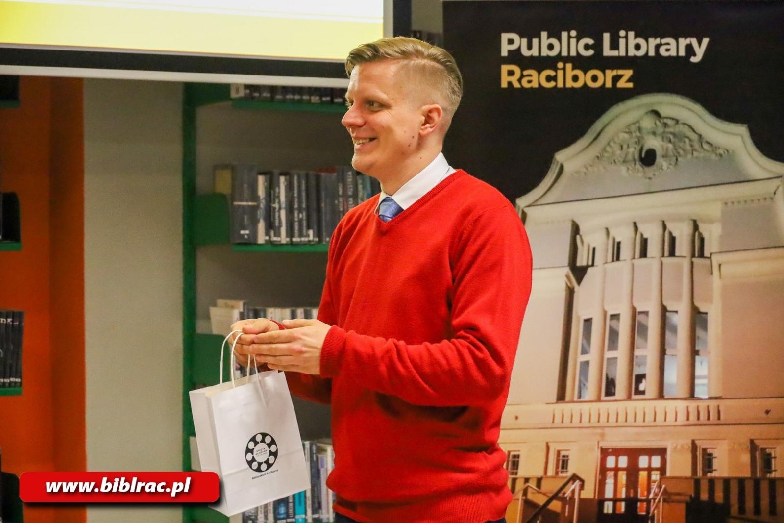 Zdjęcie w galerii na portalu naszraciborz.pl: Konduktor Przemek zabrał czytelników biblioteki w kolejową podróż wiadomości z regionu