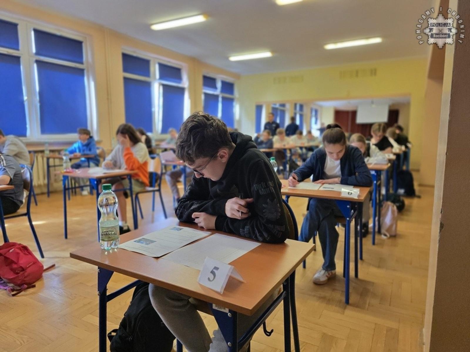 Zdjęcie w galerii na portalu naszraciborz.pl: Powiatowe eliminacje do Ogólnopolskiego Turnieju Bezpieczeństwa w Ruchu Drogowym w SP nr 18 w Raciborzu wiadomości z regionu