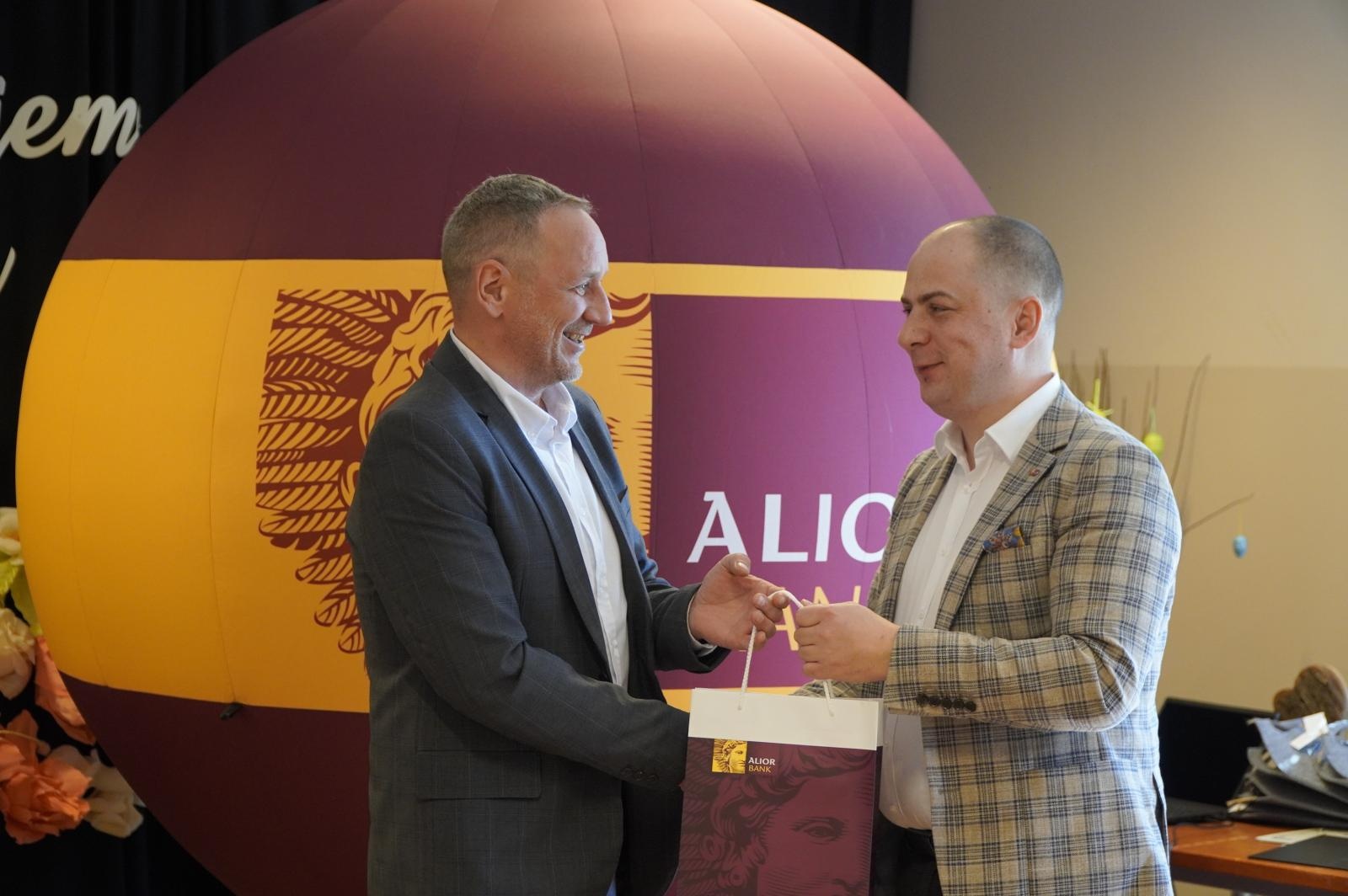 Zdjęcie w galerii na portalu naszraciborz.pl: Wychowankowie poprawczaka w Raciborzu docenieni za pomoc powodzianom wiadomości z regionu