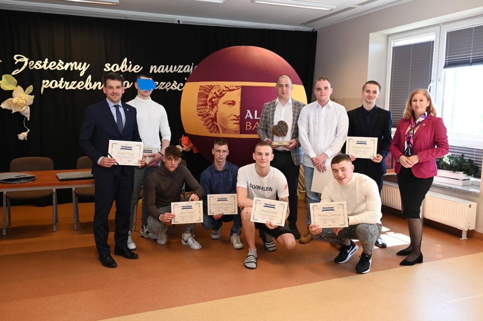 Zdjęcie w galerii na portalu naszraciborz.pl: Wychowankowie poprawczaka w Raciborzu docenieni za pomoc powodzianom wiadomości z regionu