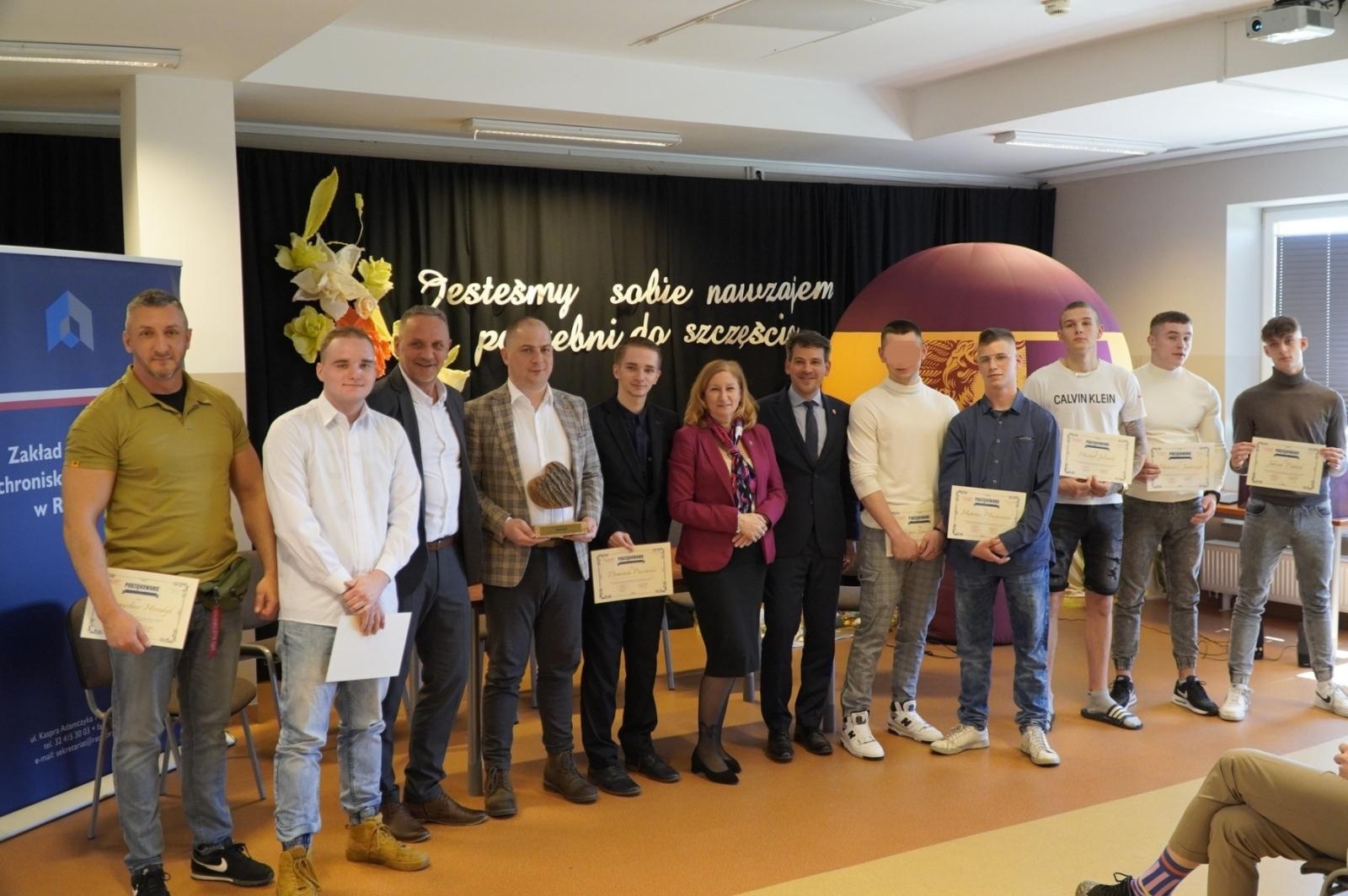 Zdjęcie w galerii na portalu naszraciborz.pl: Wychowankowie poprawczaka w Raciborzu docenieni za pomoc powodzianom wiadomości z regionu