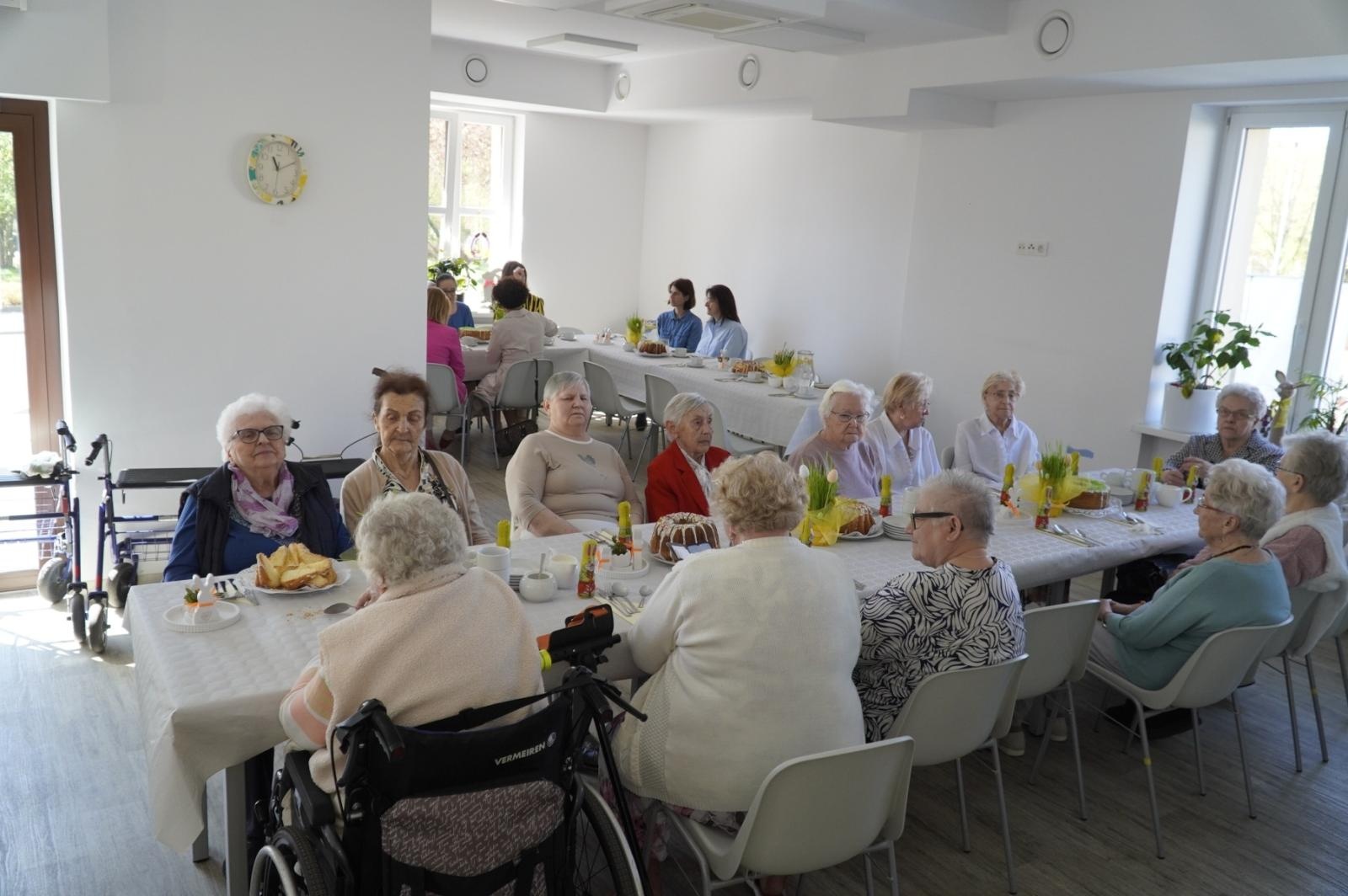 Zdjęcie w galerii na portalu naszraciborz.pl: Śniadanie wielkanocne w Dziennym Domu Pomocy Społecznej wiadomości z regionu