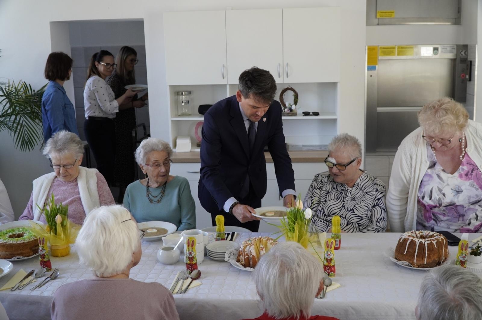 Zdjęcie w galerii na portalu naszraciborz.pl: Śniadanie wielkanocne w Dziennym Domu Pomocy Społecznej wiadomości z regionu