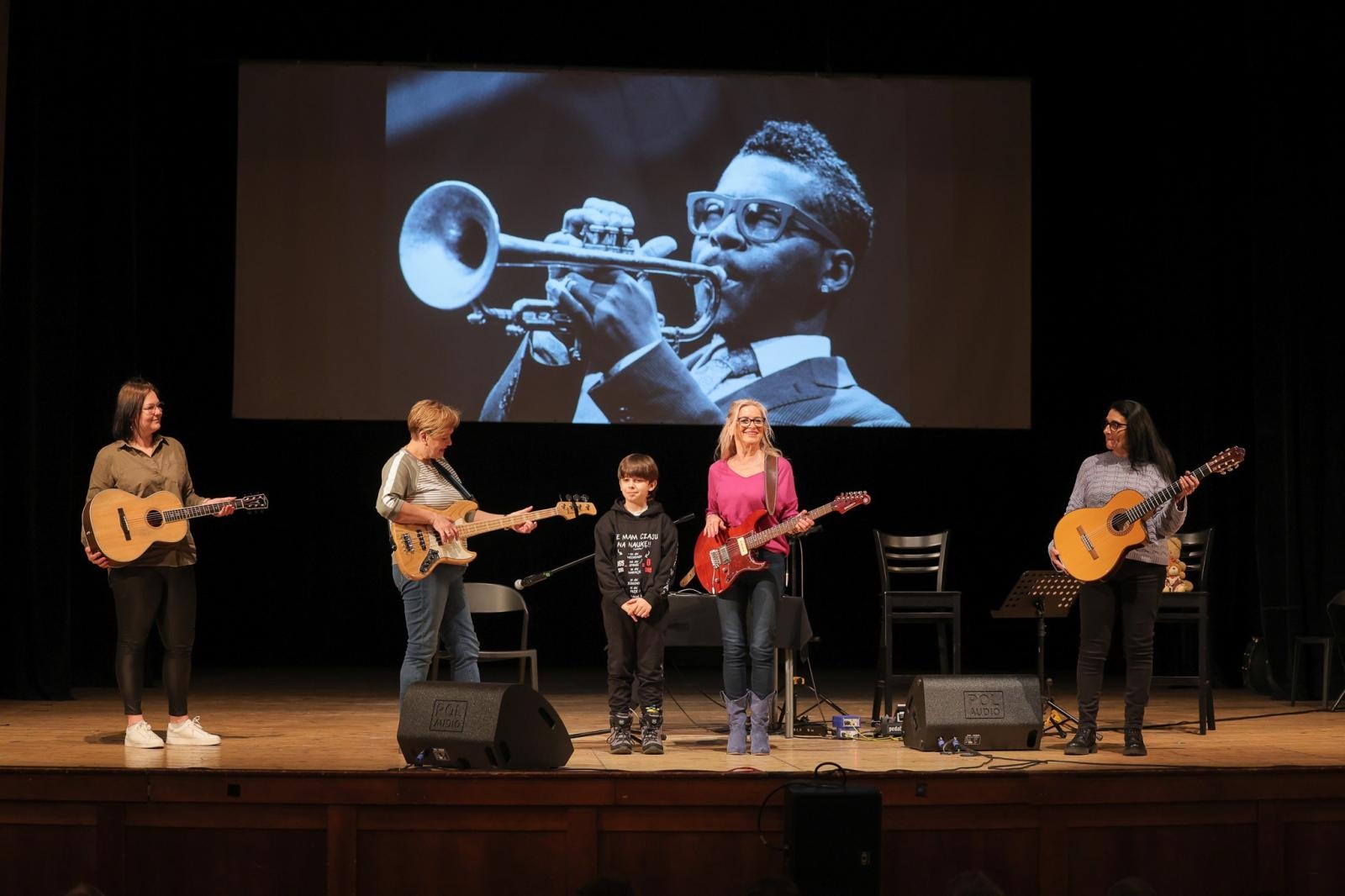 Zdjęcie w galerii na portalu naszraciborz.pl: Ile brzmień ma gitara? Gitary elektryczne na koncertach umuzykalniających w RCK wiadomości z regionu