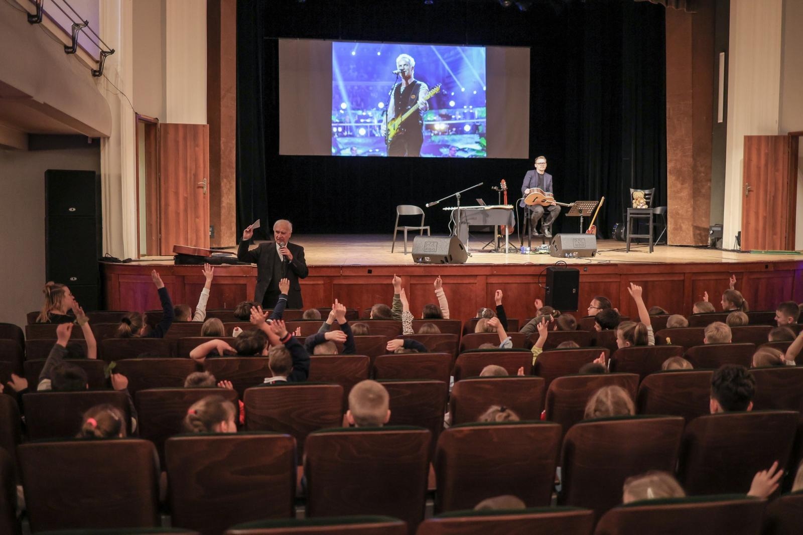 Zdjęcie w galerii na portalu naszraciborz.pl: Ile brzmień ma gitara? Gitary elektryczne na koncertach umuzykalniających w RCK wiadomości z regionu