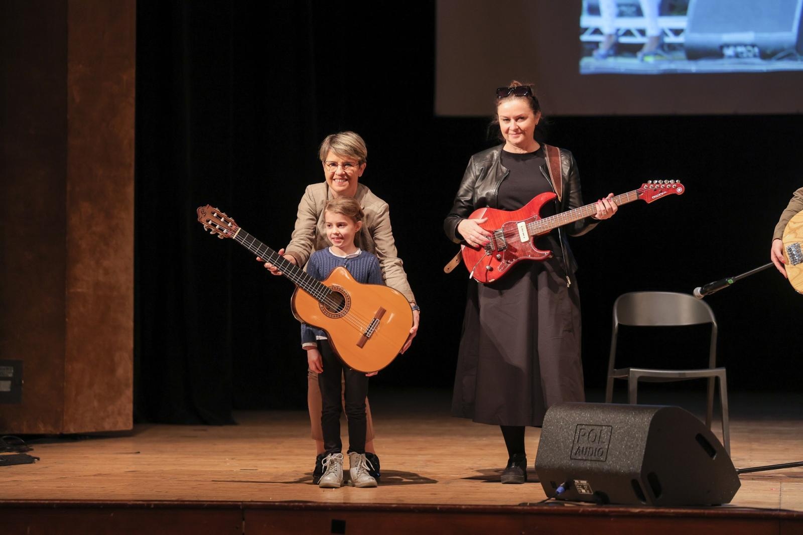 Zdjęcie w galerii na portalu naszraciborz.pl: Ile brzmień ma gitara? Gitary elektryczne na koncertach umuzykalniających w RCK wiadomości z regionu