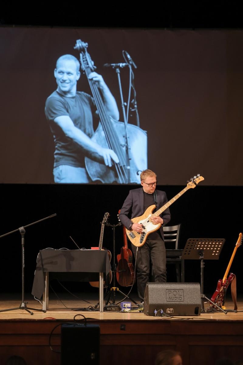 Zdjęcie w galerii na portalu naszraciborz.pl: Ile brzmień ma gitara? Gitary elektryczne na koncertach umuzykalniających w RCK wiadomości z regionu