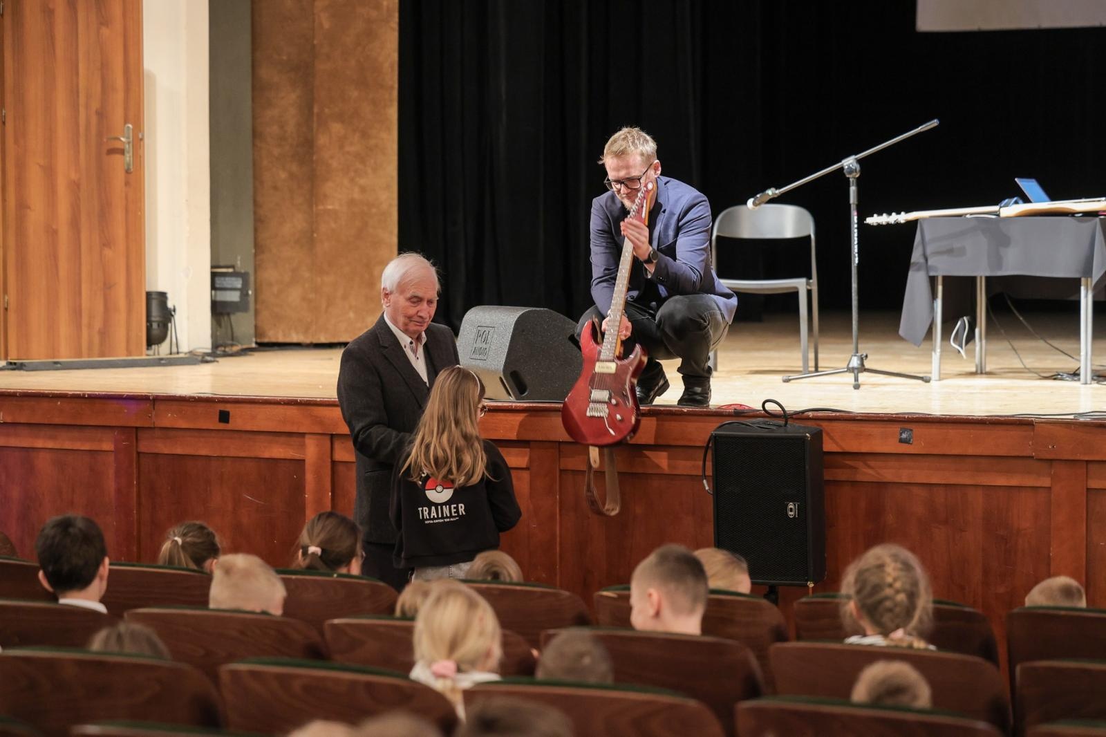 Zdjęcie w galerii na portalu naszraciborz.pl: Ile brzmień ma gitara? Gitary elektryczne na koncertach umuzykalniających w RCK wiadomości z regionu