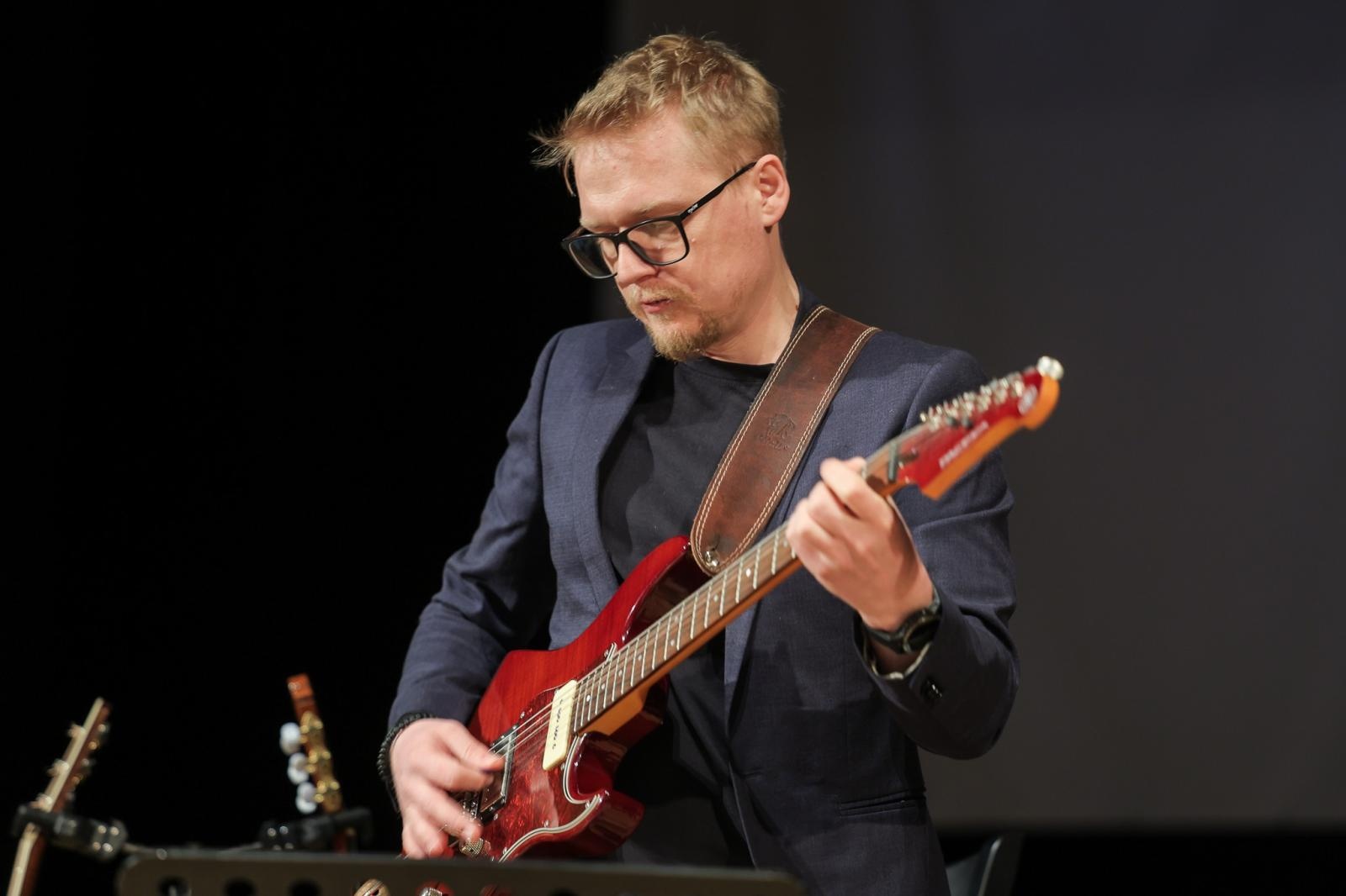 Zdjęcie w galerii na portalu naszraciborz.pl: Ile brzmień ma gitara? Gitary elektryczne na koncertach umuzykalniających w RCK wiadomości z regionu