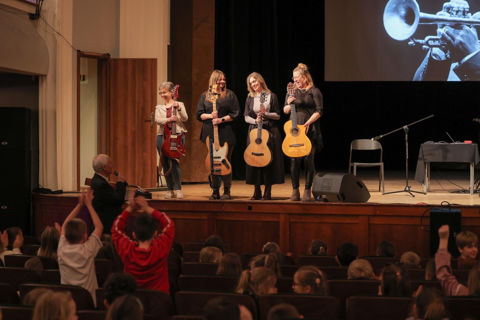 Zdjęcie w galerii na portalu naszraciborz.pl: Ile brzmień ma gitara? Gitary elektryczne na koncertach umuzykalniających w RCK wiadomości z regionu